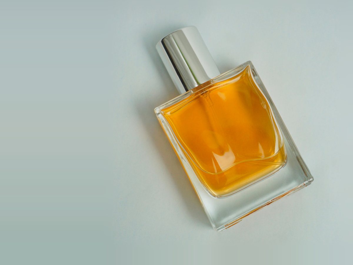 Ein Parfumflakon aus Glas mit passender Schachtel, auf beiden steht Ihr Logo